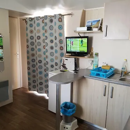 Camping Les Pins Maritimes Κάμπινγκ Ιέρ