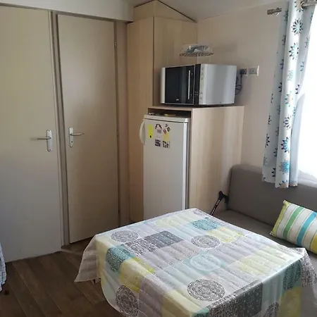 Camping Les Pins Maritimes * Ιέρ